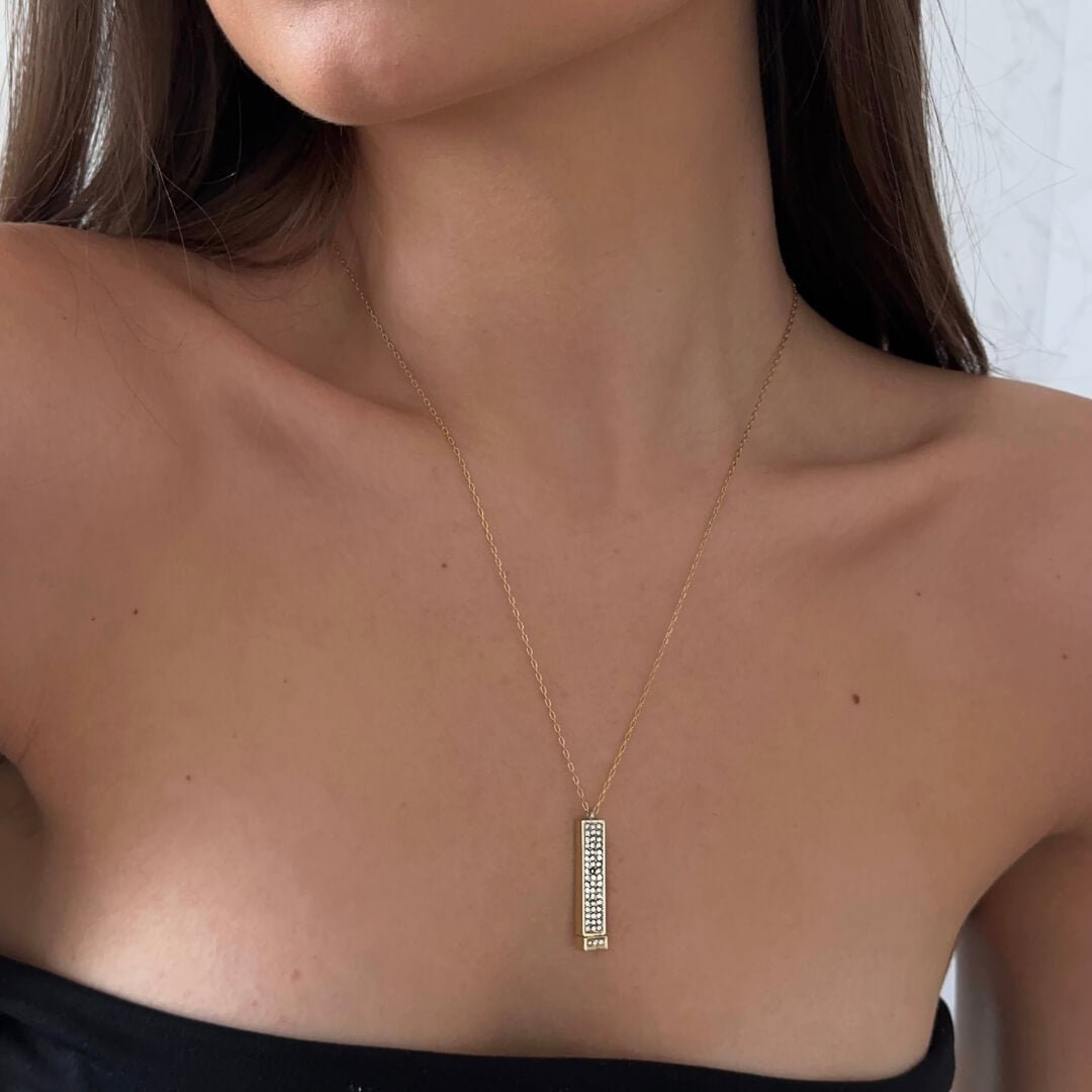 A Hidden “I Love You” Necklace She’ll Never Forget