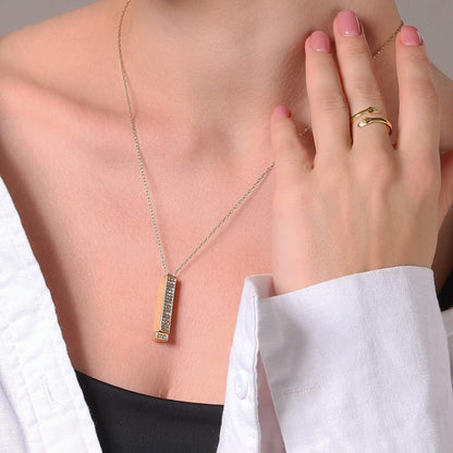 A Hidden “I Love You” Necklace She’ll Never Forget